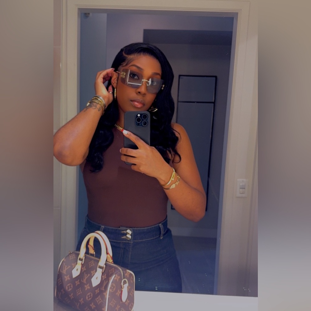 Meet your Posher, Selecia